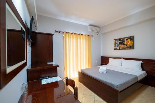 Double Room with Balcony image 8