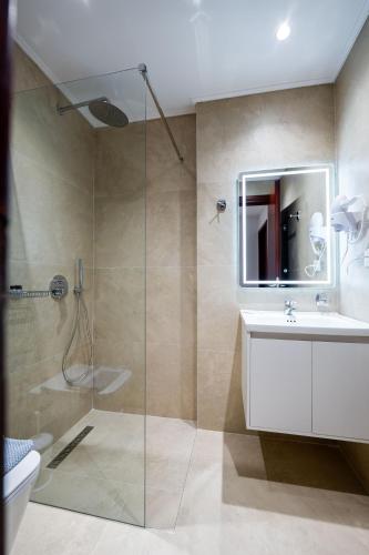 Double Room with Balcony image 7