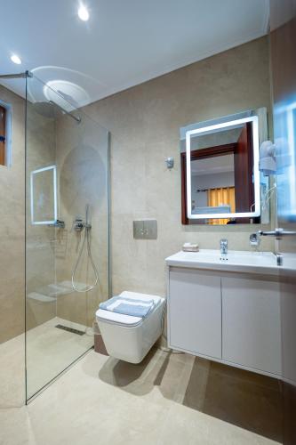 Triple Room with Balcony image 7