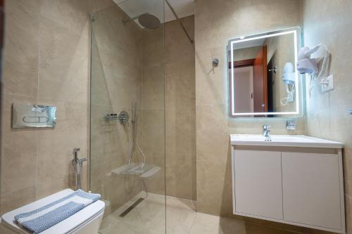 Double Room with Balcony image 3