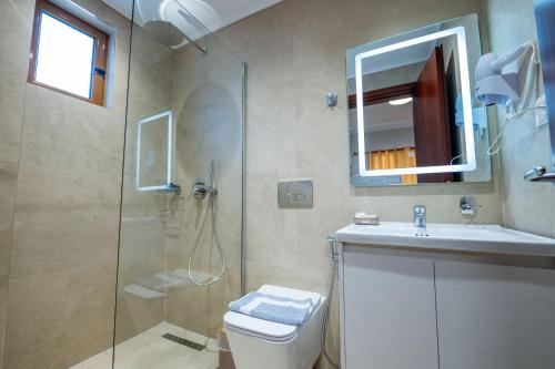 Triple Room with Balcony image 5