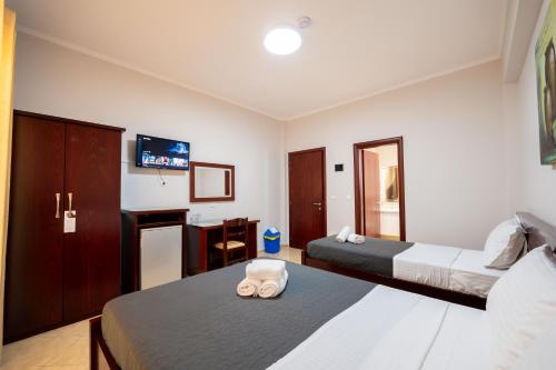 Triple Room with Balcony image 4