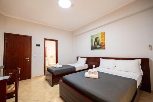 Triple Room with Balcony image 3