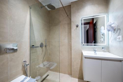 Double Room with Balcony image 2