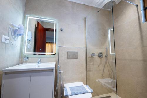 Triple Room with Balcony image 2