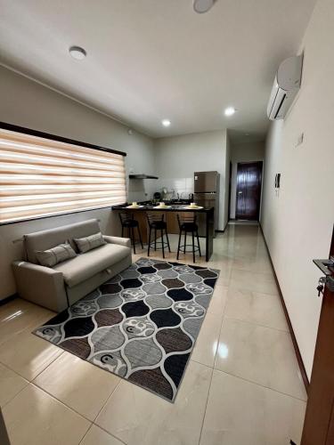 Departamento en el piso 13 para parejas más sofá cama, balcón privado con vista al centro de la ciudad, piscina en la terraza en el piso 17 y con parqueo privado