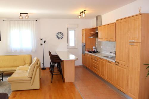 Three-Bedroom Apartment with Terrace and Sea View image 10