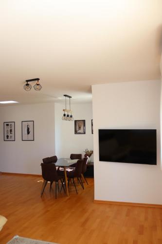 Three-Bedroom Apartment with Terrace and Sea View image 7