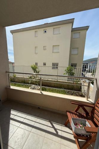Three-Bedroom Apartment with Terrace and Sea View image 2