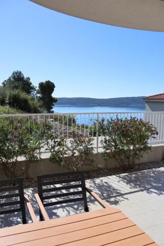 Three-Bedroom Apartment with Terrace and Sea View image 3