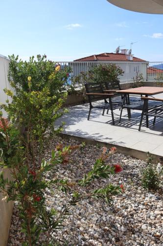 Three-Bedroom Apartment with Terrace and Sea View image 4