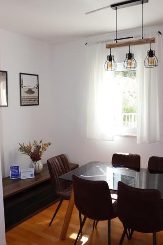 Three-Bedroom Apartment with Terrace and Sea View image 6