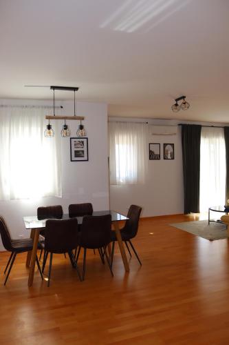 Three-Bedroom Apartment with Terrace and Sea View image 5