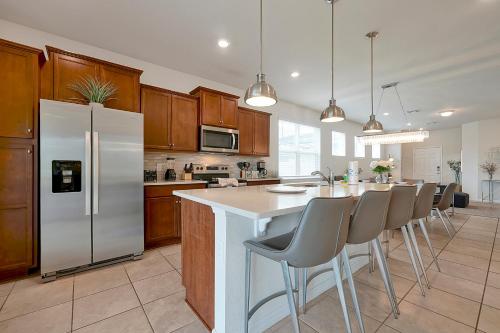 Windsor Island 5 Bed House with Pool 4400WI in Davenport, USA
