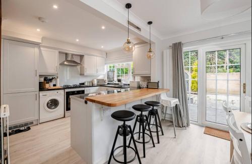 Modern Coastal Retreat, HotTub, Fire Pit, Pets welcome