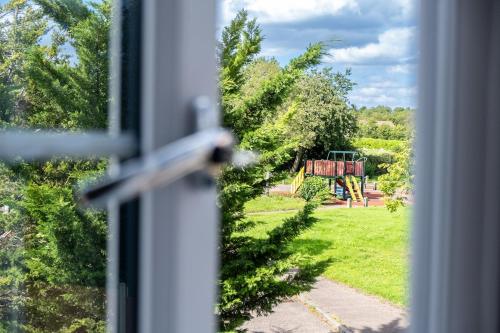 Wheatley House - Great Location - Free Parking, Self-Check-In, Fast Wifi and Smart TVs by Yoko Property, Milton Keynes (foto 8)