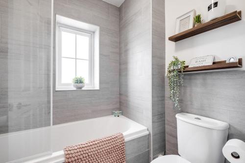 Wheatley House - Great Location - Free Parking, Self-Check-In, Fast Wifi and Smart TVs by Yoko Property, Milton Keynes (foto 10)