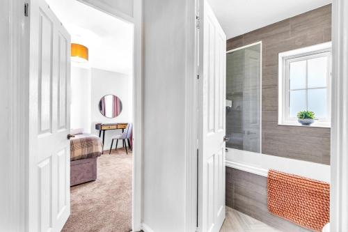 Wheatley House - Great Location - Free Parking, Self-Check-In, Fast Wifi and Smart TVs by Yoko Property, Milton Keynes (foto 9)