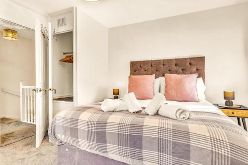 Wheatley House - Great Location - Free Parking, Self-Check-In, Fast Wifi and Smart TVs by Yoko Property, Milton Keynes (foto 4)