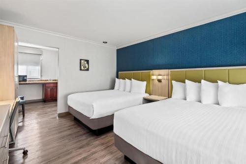 2 queen beds