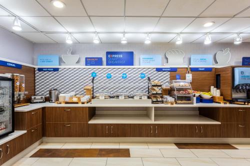 홀리데이 인 익스프레스 & 스위트 뉴포트 뉴스 바이 IHG - 식음료(F&B)