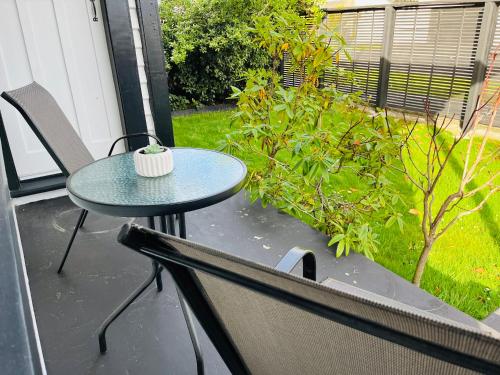 Pretty Villa Close to St Clair Beach private parking near Tunnel Beach