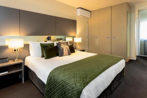 1 king bed, 1 twin bed