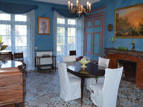 Chateau Directoire avec Piscine Privee et Jardin - FR-1-381-485 in Chatillon-sur-Indre