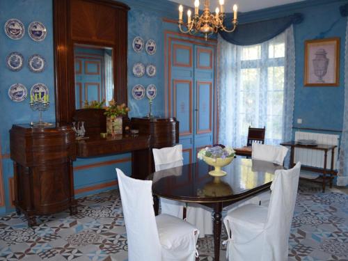 Chateau Directoire avec Piscine Privee et Jardin - FR-1-381-485 in Chatillon-sur-Indre