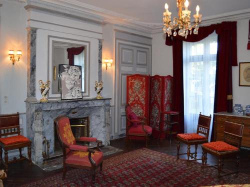 Chateau Directoire avec Piscine Privee et Jardin - FR-1-381-485 in Chatillon-sur-Indre
