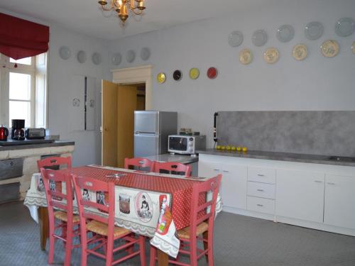 Chateau Directoire avec Piscine Privee et Jardin - FR-1-381-485 in Chatillon-sur-Indre