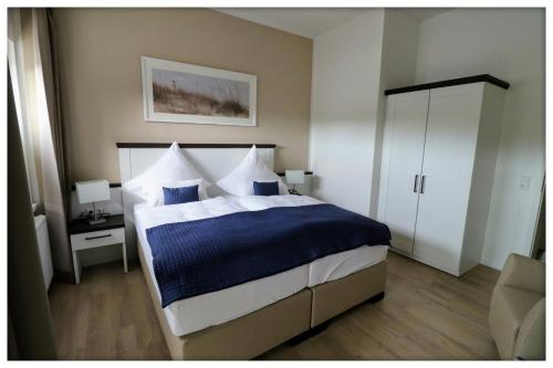 1 queen bed, 1 double bed