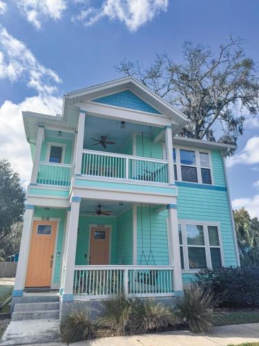 The Orange Blossom Suite Near UF Shands D-town