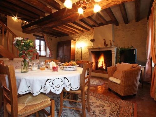 Gîte Normand Idéal Familles et Amis, Jardin et Animaux Acceptés (Gite Normand Ideal Familles et Amis, Jardin et Animaux Acceptes) in Yvre-l'Eveque