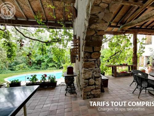Charme Rural avec Piscine Privée et Animaux Acceptés - FR-1-496-200