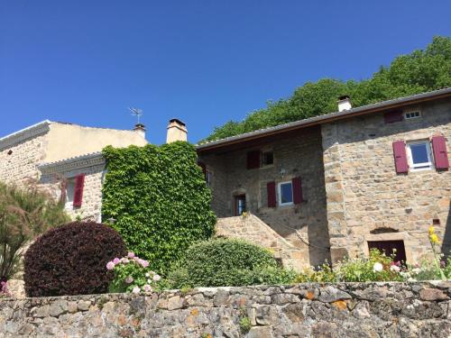 . Gîte Authentique avec Wifi et Cheminée à Véranne - FR-1-496-256