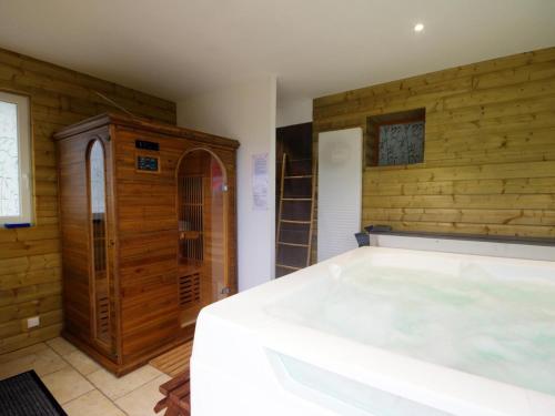 Gîte chaleureux avec spa et sauna, animaux admis - FR-1-496-23 (Gite chaleureux avec spa et sauna, animaux admis - FR-1-496-23) in Saint-Andre-d'Apchon (Rhone-Alpes)