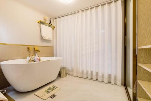 Shanghai Stylish Loft near Riverside Smart Home & Bathtub 上海精装复式公寓近黄浦江, Shanghai (foto 3)