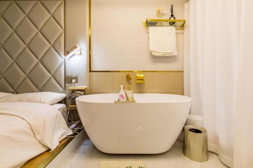Shanghai Stylish Loft near Riverside Smart Home & Bathtub 上海精装复式公寓近黄浦江, Shanghai (foto 7)