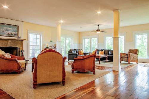 Chesapeake Waterfront - 7BR 5BA - Beach Pool Dock in แคมบริดจ์ (MD)