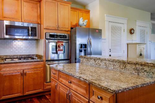 Chesapeake Waterfront - 7BR 5BA - Beach Pool Dock in แคมบริดจ์ (MD)