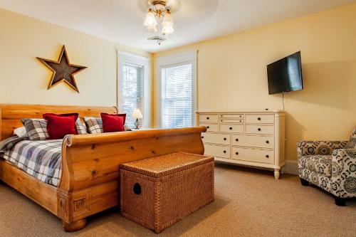 Chesapeake Waterfront - 7BR 5BA - Beach Pool Dock in แคมบริดจ์ (MD)