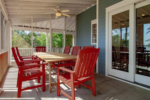 ระเบียง/ชานเรือน, Chesapeake Waterfront - 7BR 5BA - Beach Pool Dock in แคมบริดจ์ (MD)