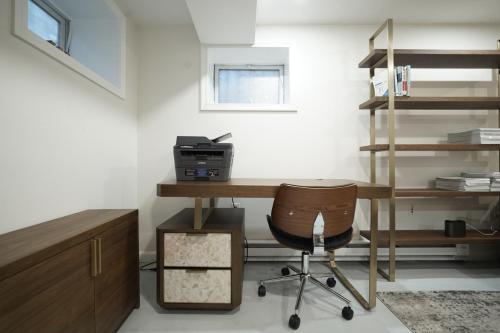 Létesítmények, Central Square Studio with Off-Street Parking in Area Iv