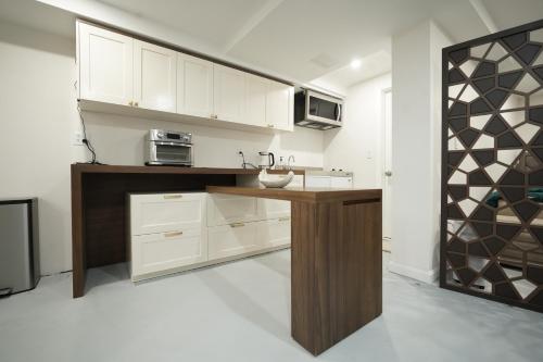 Konyha, Central Square Studio with Off-Street Parking in Area Iv