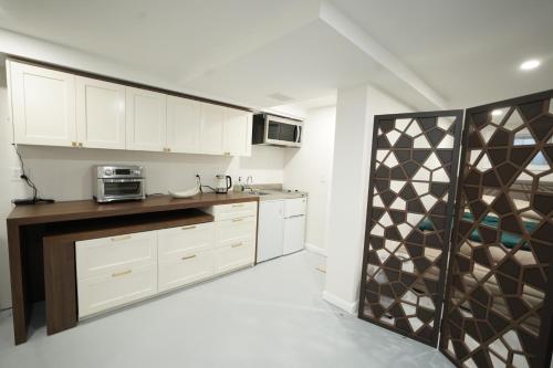 Konyha, Central Square Studio with Off-Street Parking in Area Iv