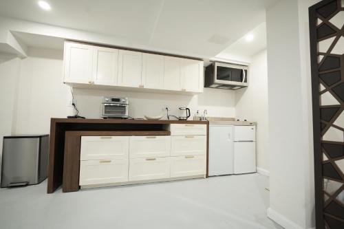 Konyha, Central Square Studio with Off-Street Parking in Area Iv