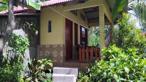 Lena house Flores in Waigete