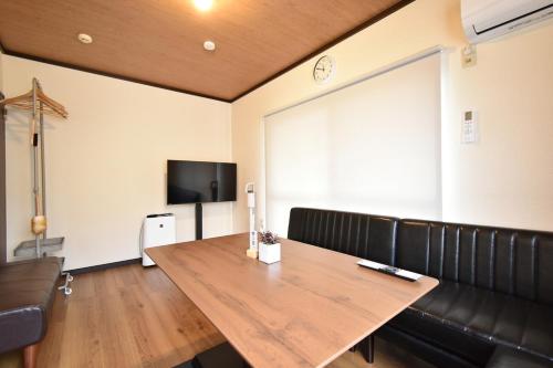 Long-term stays welcome! Entirely private rental townhouse for up to 4 people, 17 minutes walk from station, 45 minutes direct to Tokyo