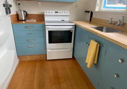 Kitchen, Paekakariki Cottage near the Sea in Paekakariki